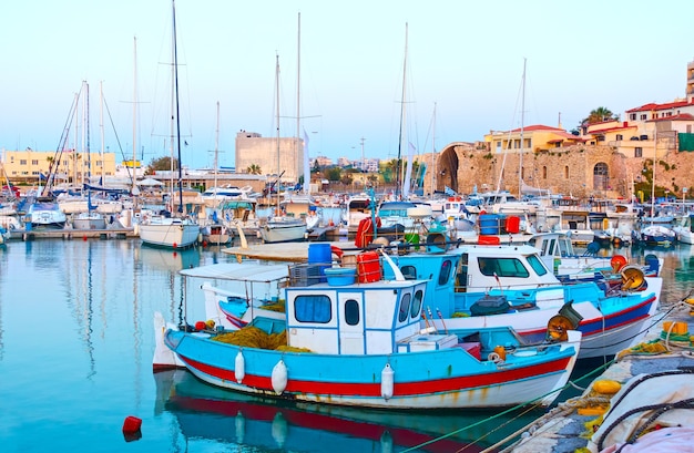 Viejos barcos de pesca en el puerto de Heraklion en la noche, Creta, Grecia