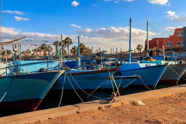 Viejos barcos de pesca en el puerto marítimo de Hurghada Egipto