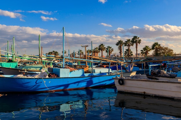 Viejos barcos de pesca en el puerto marítimo de Hurghada Egipto