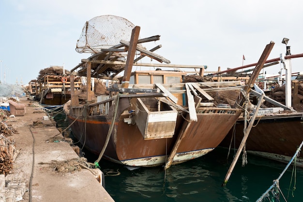 Viejos barcos de pesca con redes de metal oxidado en el Golfo Pérsico