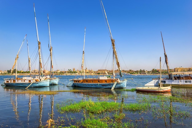 Viejos barcos de pesca en el río Nilo en Luxor, Egipto