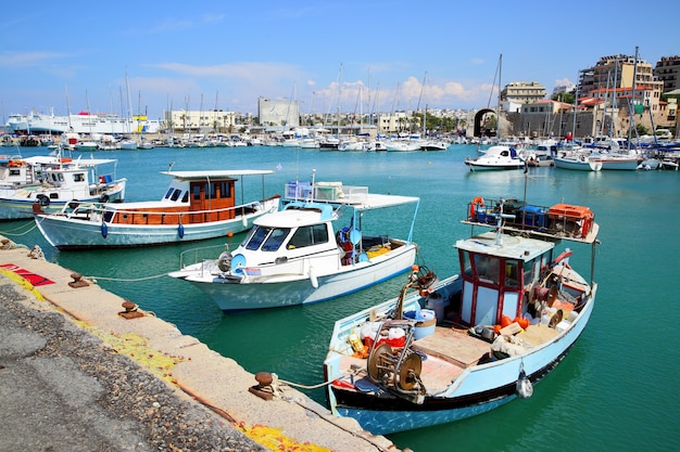 Viejos barcos de pesca y yates en el puerto de Heraklion, Creta, Grecia