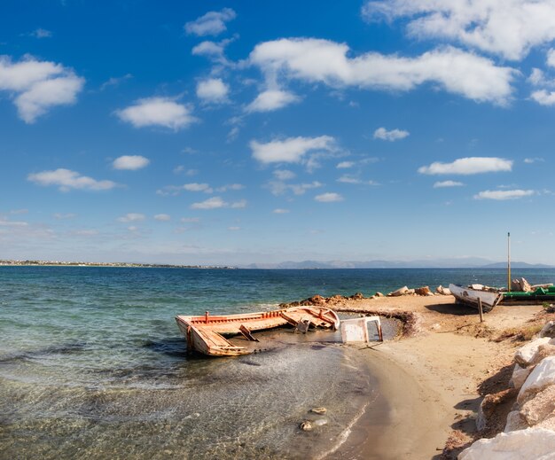 Viejos barcos de pescadores en la orilla del mar Egeo