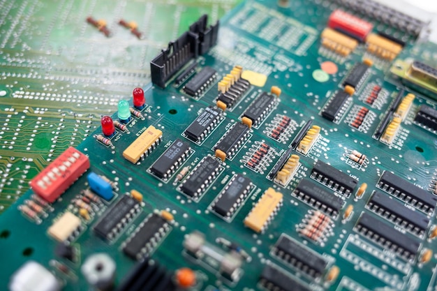 Viejos chips de computadora que están fuera de servicio. No funcionan microtiendas con transistores, chips conductores.