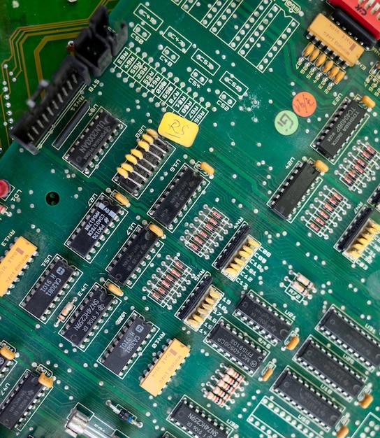 Viejos chips de computadora que están fuera de servicio. No funcionan microtiendas con transistores, chips conductores.