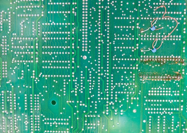 Viejos chips de computadora que están fuera de servicio. No funcionan microtiendas con transistores, chips conductores.