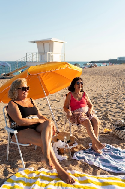 Viejos divirtiéndose en la playa