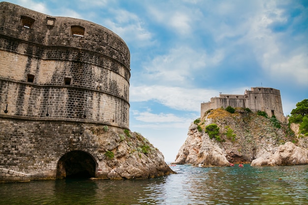 Los viejos edificios de Fort Bokar y Fort Lovrijenac en Dubrovnik, Croacia