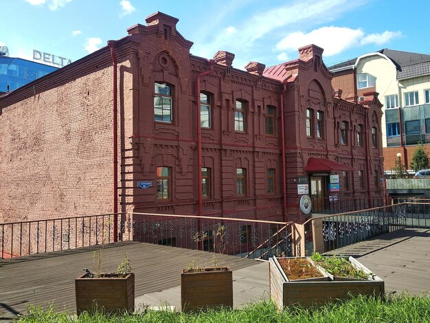 Viejos edificios históricos de ladrillo rojo. Arkhangelsk, Rusia.