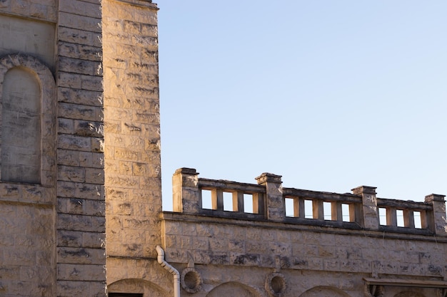 Viejos edificios históricos Paredes antiguas de piedra con fondo de cielo azul Concepto de turismo