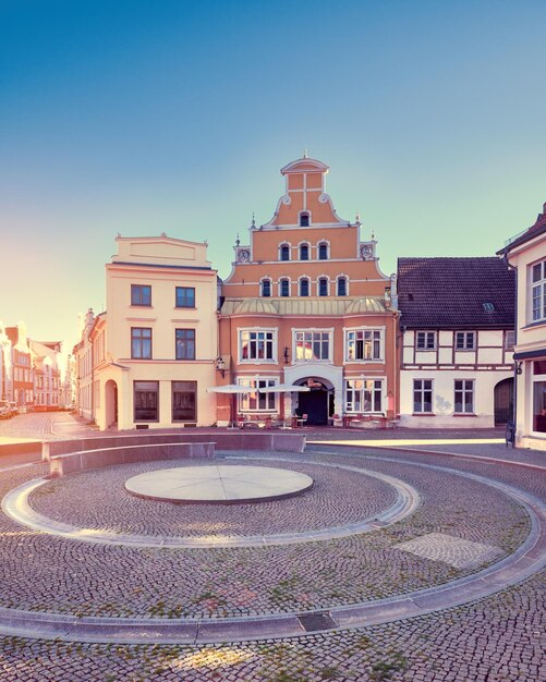 Viejos edificios históricos Wismar Alemania Plaza circular vacía temprano en la mañana