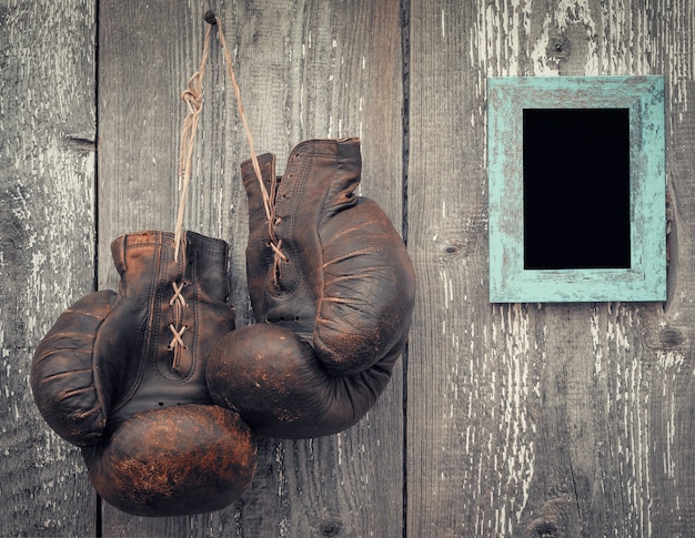 Viejos guantes de boxeo y marco para foto