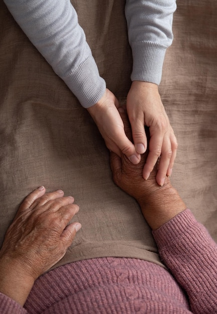 Viejos y jóvenes tomados de la mano apoyo para la vejez ayudar a las personas mayores