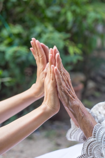 Viejos y jóvenes tomados de la mano