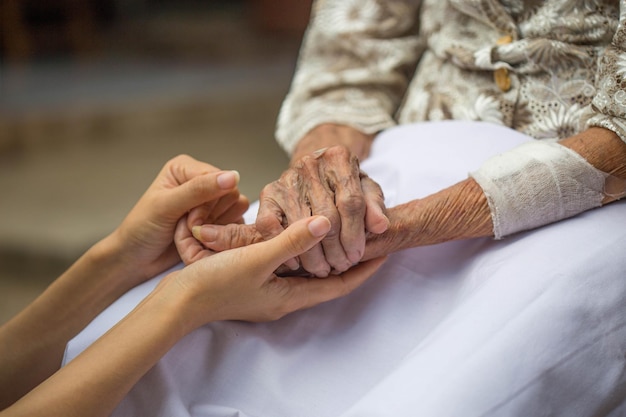 Viejos y jóvenes tomados de la mano