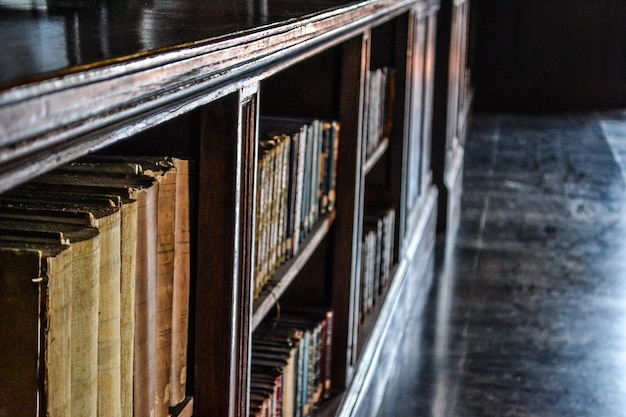 Viejos libros antiguos en una biblioteca