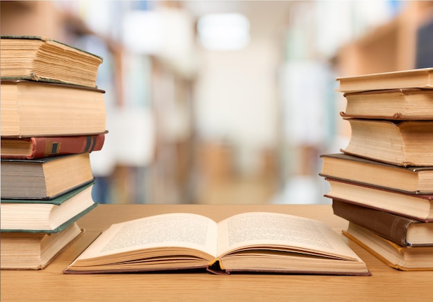 Viejos libros apilados en la mesa de madera