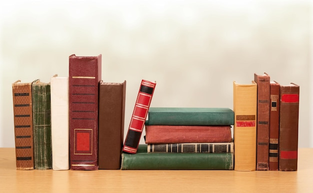 Viejos libros apilados en la mesa de madera