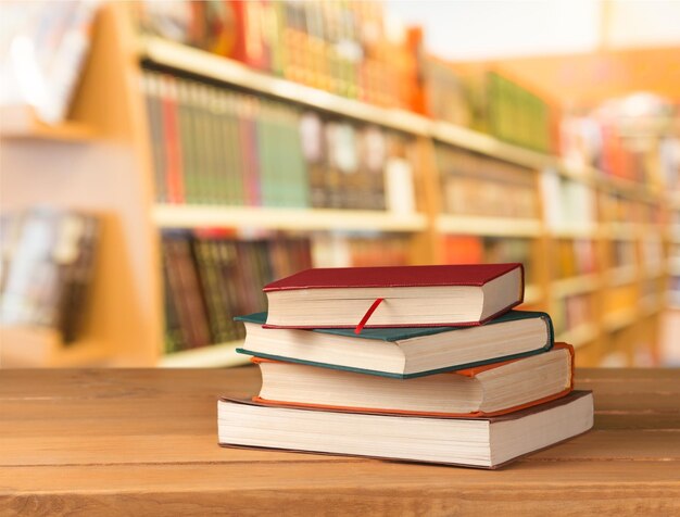 Viejos libros apilados en la mesa de madera