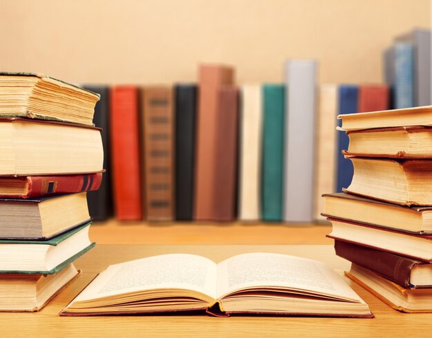 Viejos libros apilados en la mesa de madera