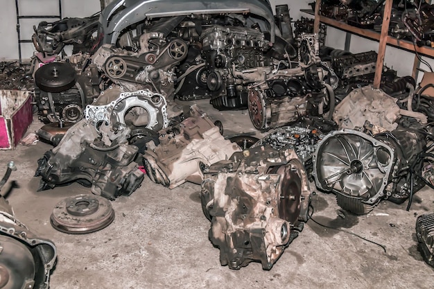Viejos motores de automóviles desmontados y otras piezas en un montón