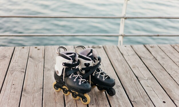 Viejos patines en una terraza de playa contra el mar