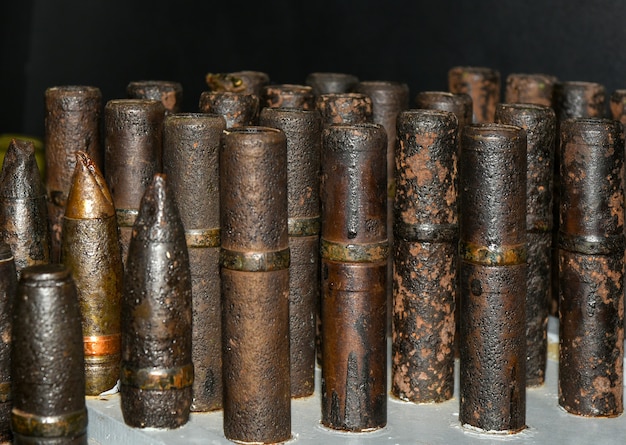 Viejos proyectiles oxidados de cartuchos de cañón de la segunda guerra mundial.