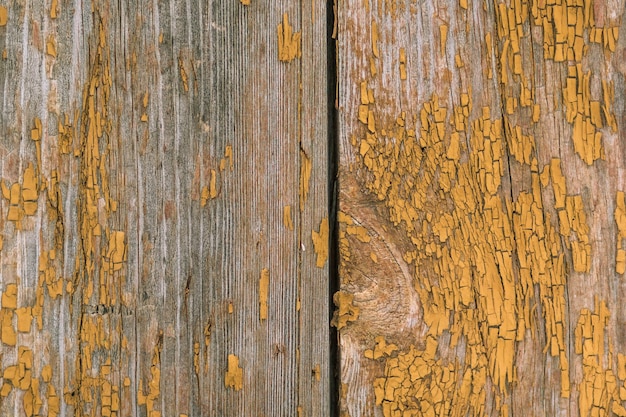 Viejos tableros de madera pintados en color amarillo