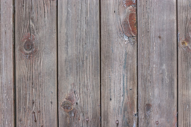 Viejos tablones de madera en mal estado con pintura de color marrón agrietada, Fondo de país rural