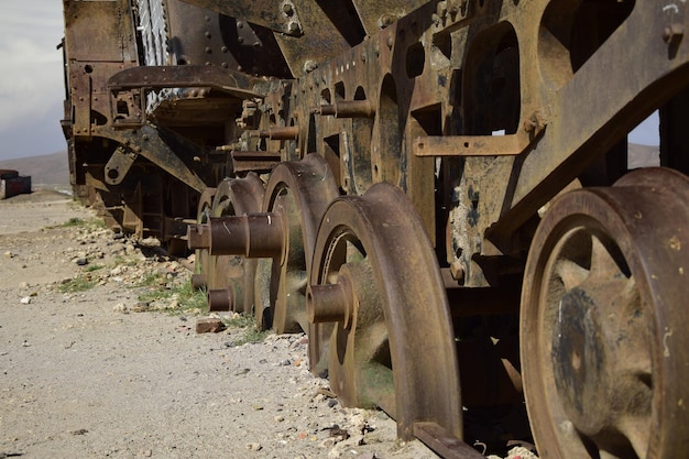 Viejos trenes oxidados en el antiguo cementerio de trenes cerca de las salinas de Uyuni Bolivia