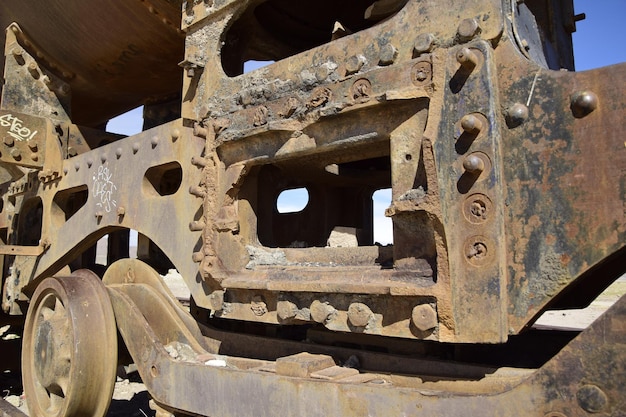 Viejos trenes oxidados en el antiguo cementerio de trenes cerca de las salinas de Uyuni Bolivia