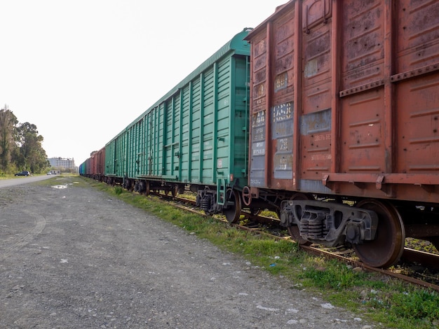 Viejos vagones de mercancías en las vías Ferrocarril Industria de camiones