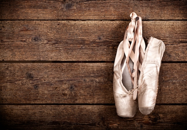 Foto viejos zapatos de ballet rosa usados colgando