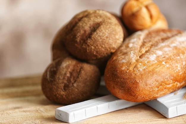 Viel Brot auf einem Brett