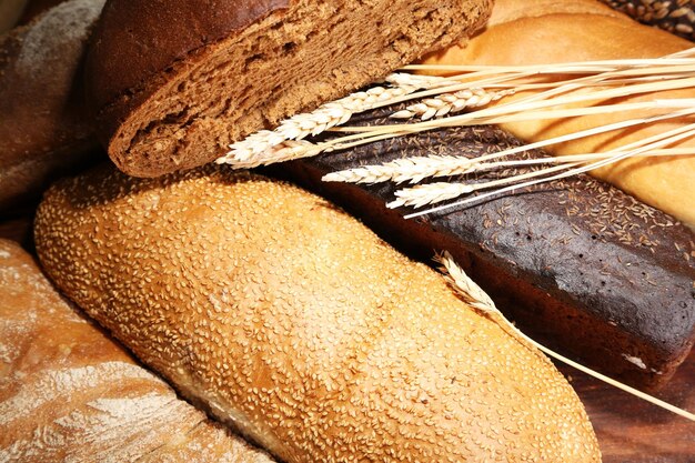 Viel Brot auf Holzbrett