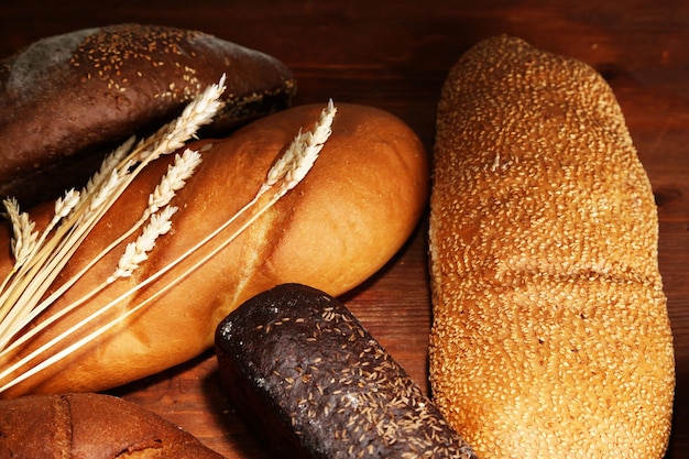 Viel Brot auf Holzbrett