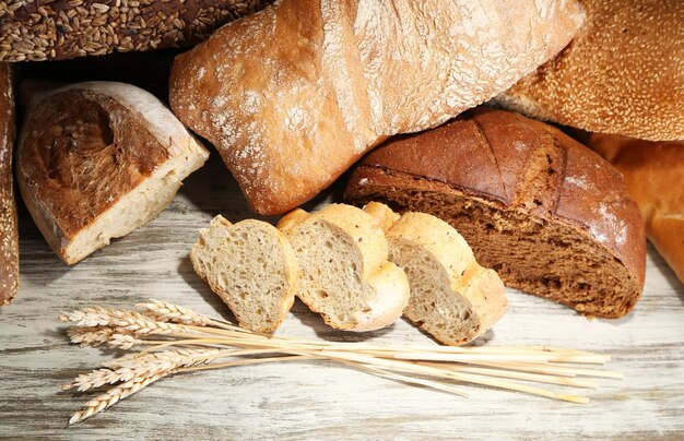 Viel Brot auf Holzbrett