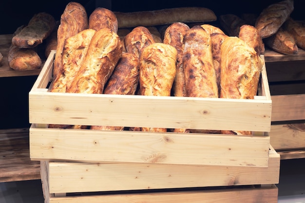 Viel Brot im Laden oder beim Bäcker.