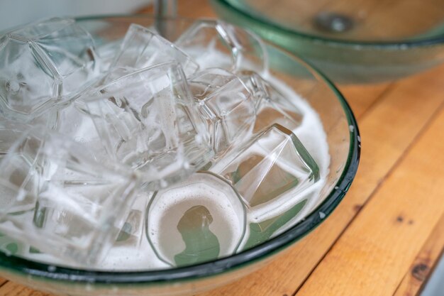 Viel ein Glas Wasserglas in der Glasspüle bereit zum Waschen und Reinigen.
