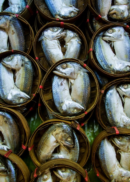 Foto viel fisch-makrelendampf in den traditionellen thailändischen rezepten des korbes im basar