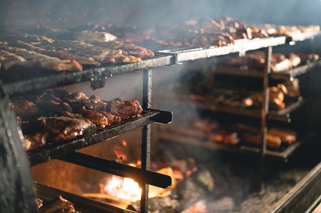 Viel Fleisch auf dem Grill gebacken