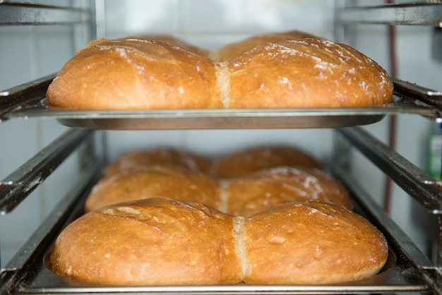 Viel frisch zubereitetes Brot in einer Bäckerei in einer Bäckerei.