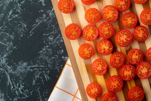 Viel geschnitten in halben frischen roten Tomaten auf einem Schnittbrett, vegeterian Salatbestandteile