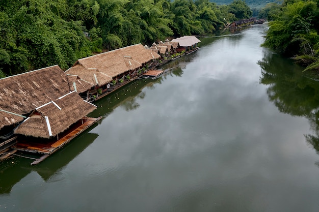 Viel Holzhaus, das auf den Fluss schwimmt