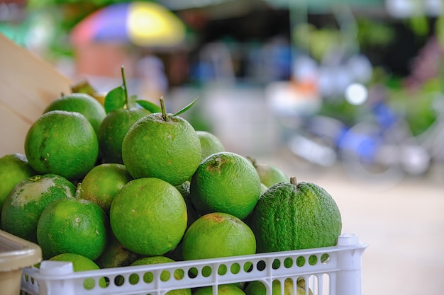 Viel Mandarine in einem hölzernen Haarkorb.