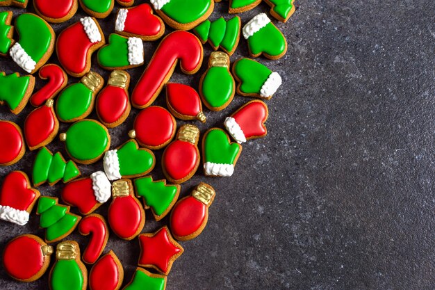 Viel neues Jahr Lebkuchen grün-rote Farbe auf einem dunklen Hintergrund-Kopierraum