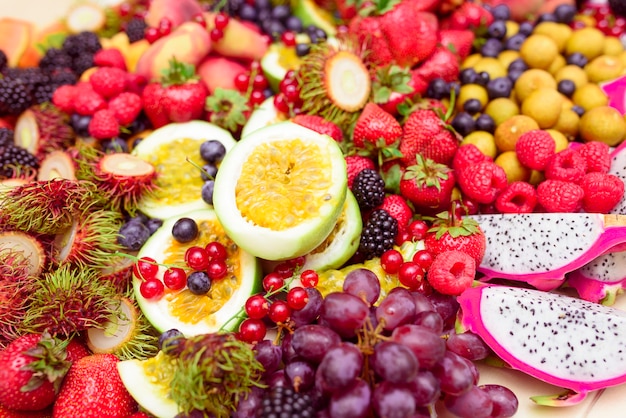 viel Obst und Beeren auf dem Tisch