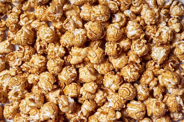 Viel Popcorn mit süßer Karamell-Nahaufnahme für Filme