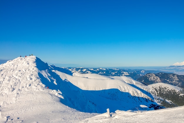 Viel Schnee auf den Gipfeln und Hängen der Winterberge