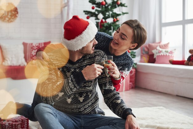 Viel Spaß beim Gespräch. Zwei Leute sitzen auf dem Boden und feiern Neujahr